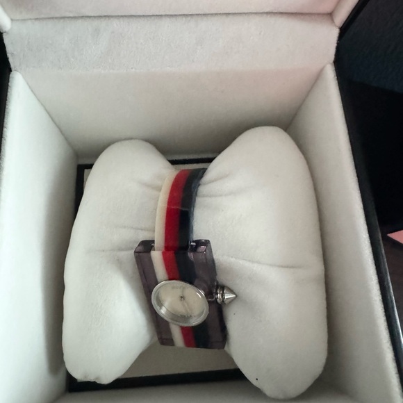 Never worn Gucci watch in pristine condition - Picture 7 of 10